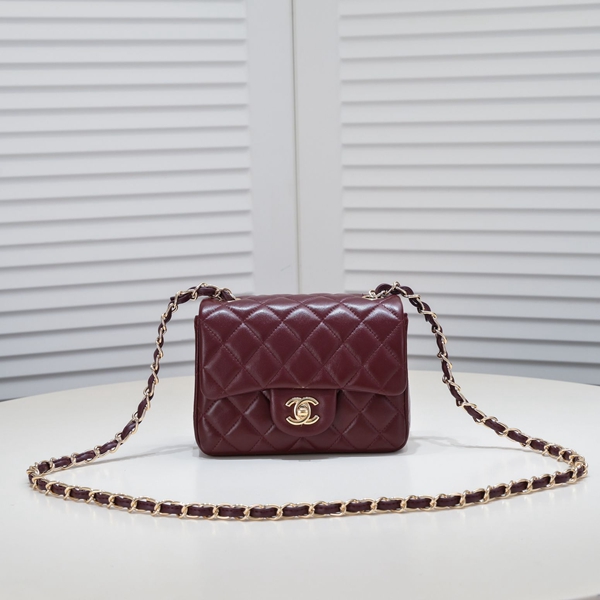 シャネルバッグ正面デザイン